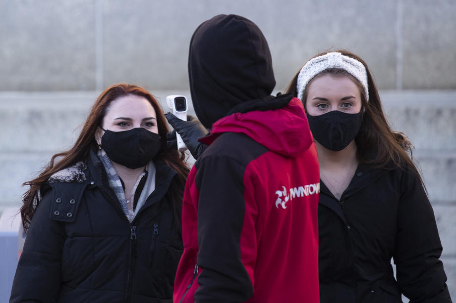 U SAD-u od COVID-19 umrlo blizu 321.000 ljudi